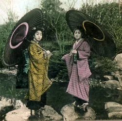 Klädd för en regnig dag, ca 1900 (albumfoto)